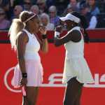Lenda do tênis, Serena retorna da aposentadoria com vitória ao lado de jóia canadense