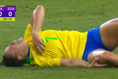 Dudinha chora após disputa de bola no amitoso contra os EUA • Reprodução/getv