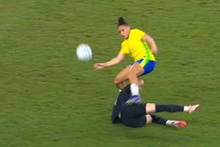 Disputa de bola entre Dudinha e Sonnett • Reprodução/getv