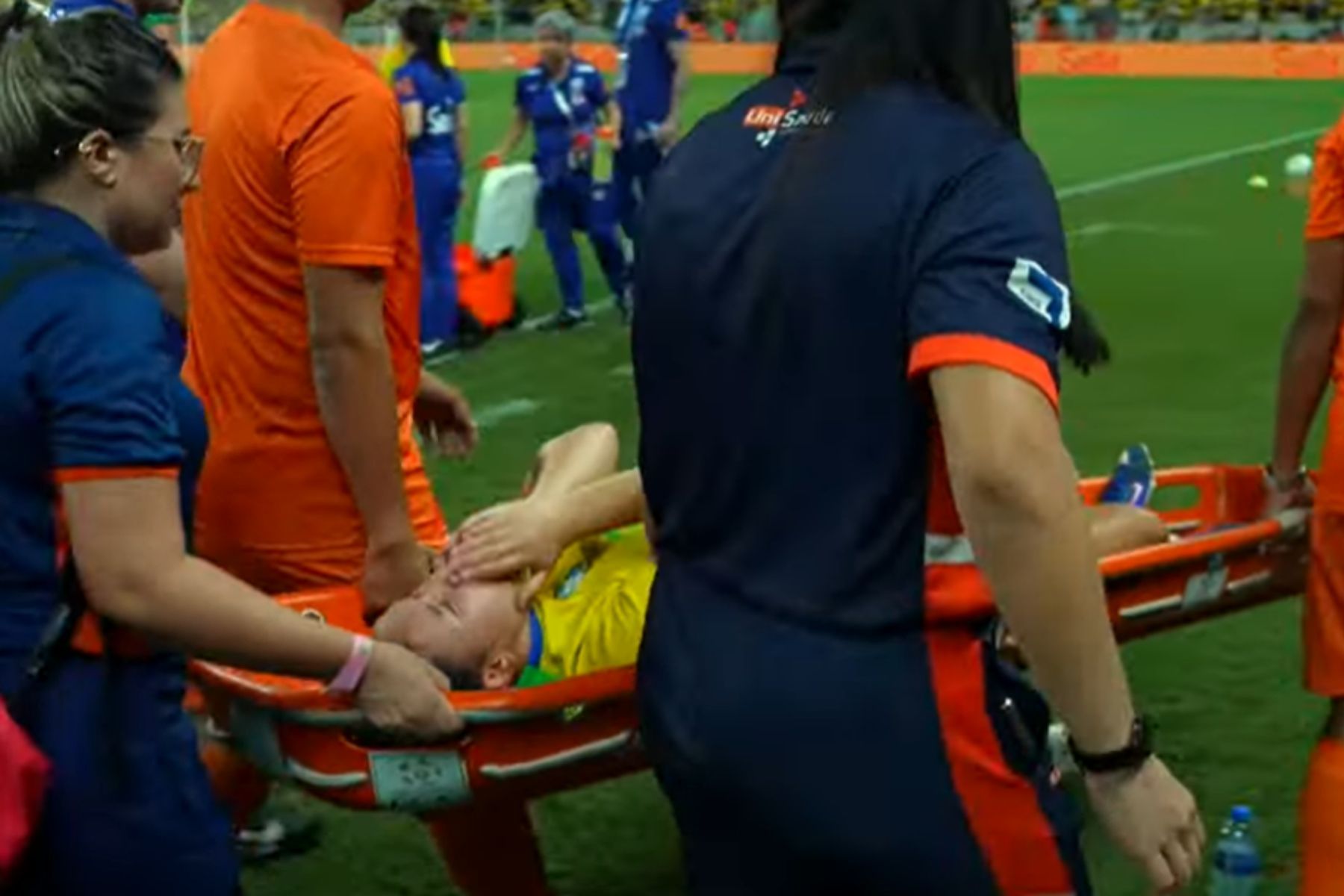 Atacante da Seleção Brasileira Feminina se lesiona e deixa campo aos prantos