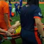 Atacante da Seleção Brasileira Feminina se lesiona e deixa campo aos prantos