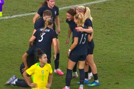 Jogadoras dos Estados Unidos comemoram gol sobre o Brasil