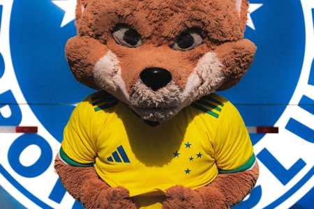 Raposão com a camisa do Cruzeiro para a Copa do Mundo
