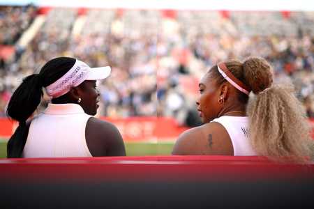 Serena Williams e Victoria Mboko, em ação no WTA 500 de Queen's • Divulgação/WTA 500 de Queen's