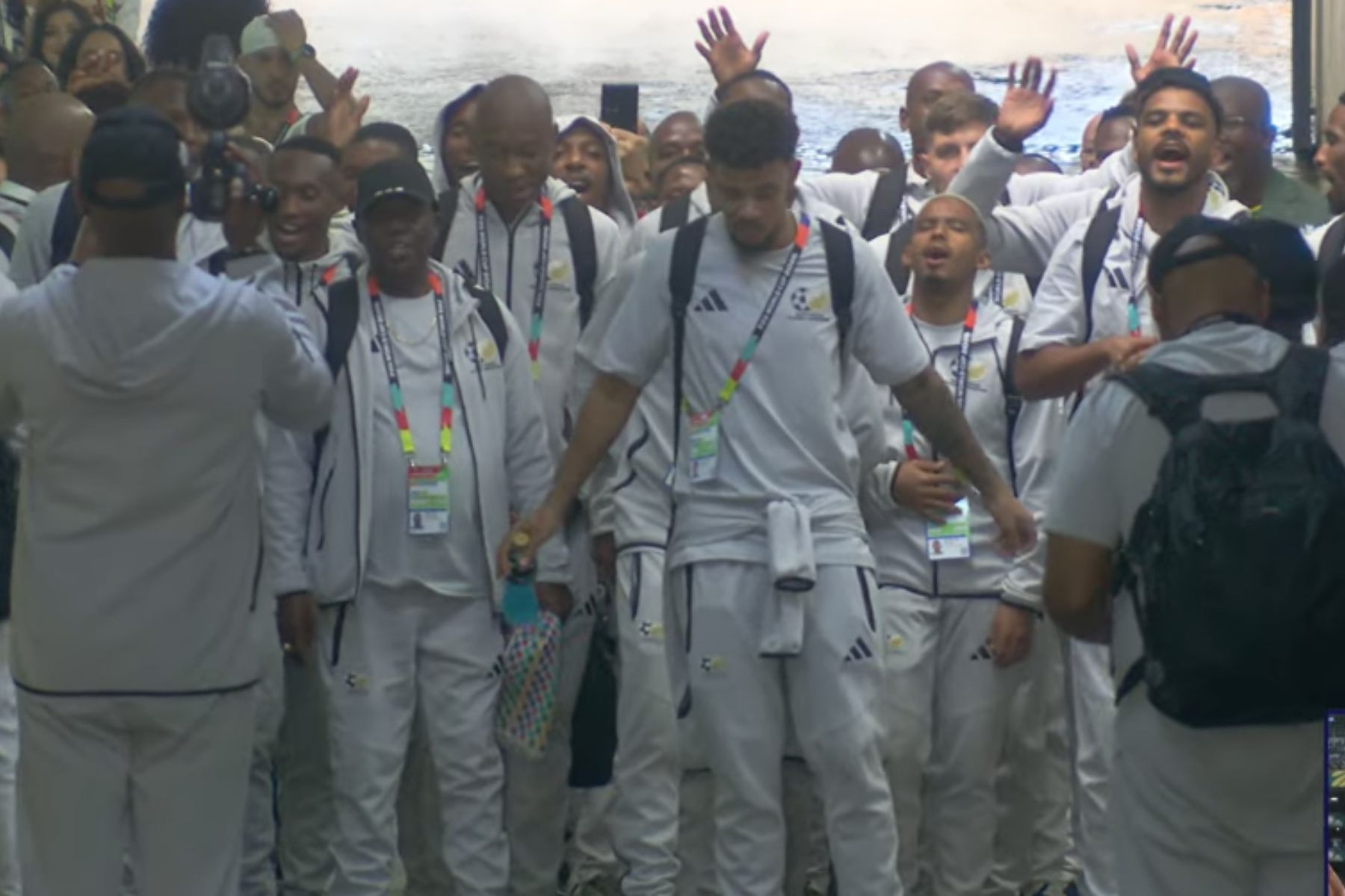 Jogadores da África do Sul chegam com festa e dança para abertura da Copa do Mundo