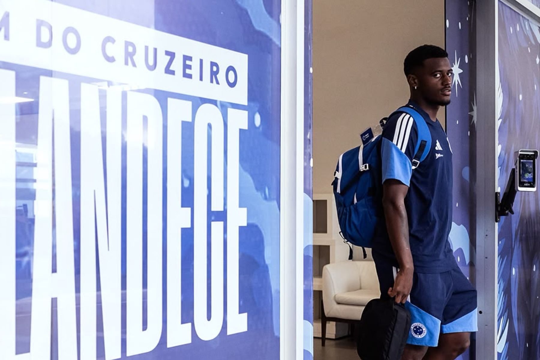 De saída do Cruzeiro, zagueiro embarca para Inglaterra e assinará com novo clube