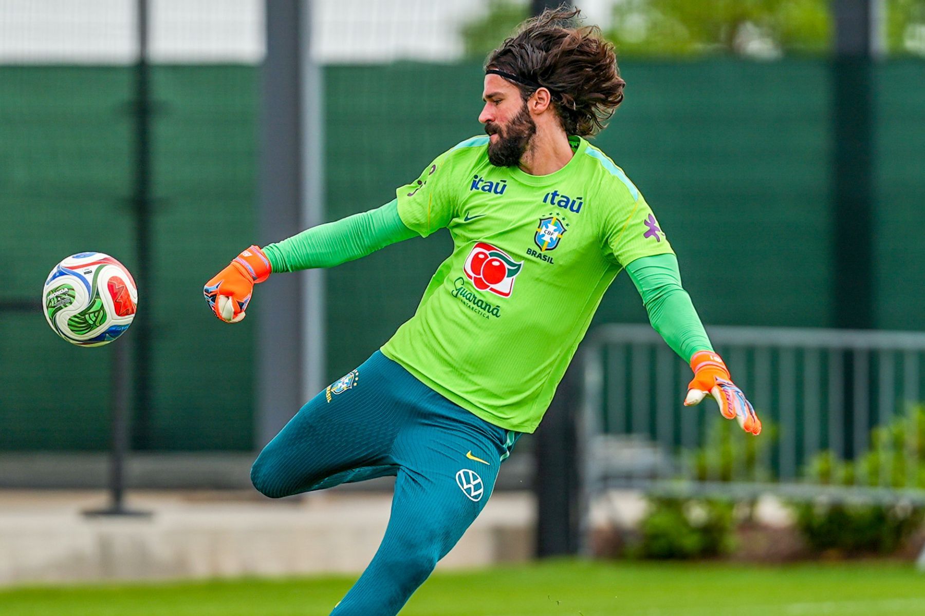 Contestado, Alisson tem média de gols sofridos menor que goleiros campeões pelo Brasil