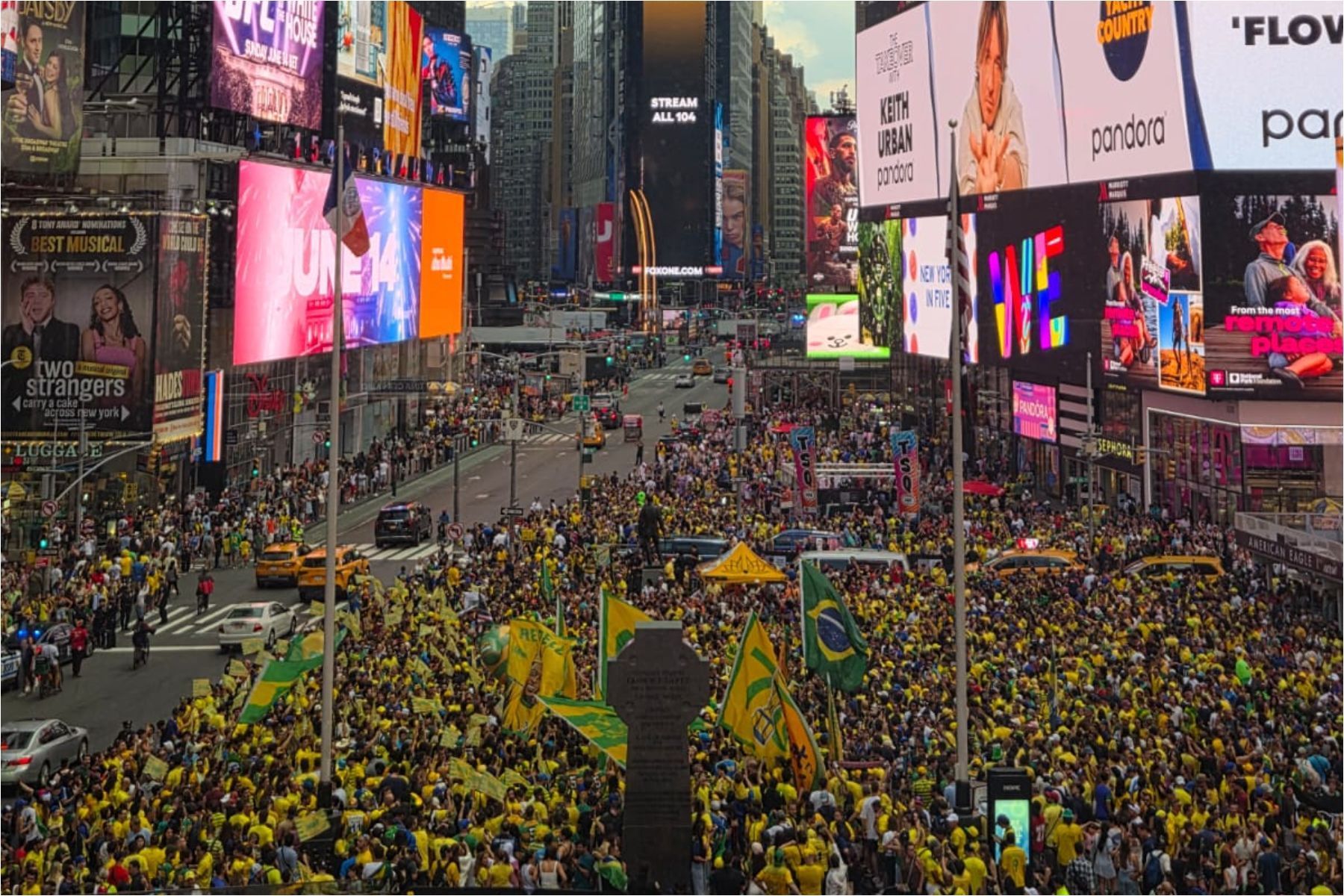 Torcida da Seleção Brasileira 'invade' Times Square em aquecimento para Copa do Mundo