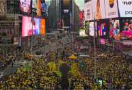Torcida da Seleção Brasileira 'invade' Times Square em aquecimento para Copa do Mundo