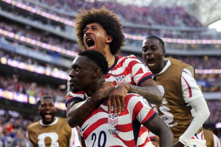 Jogadores dos Estados Unidos comemoram gol sobre o Paraguai