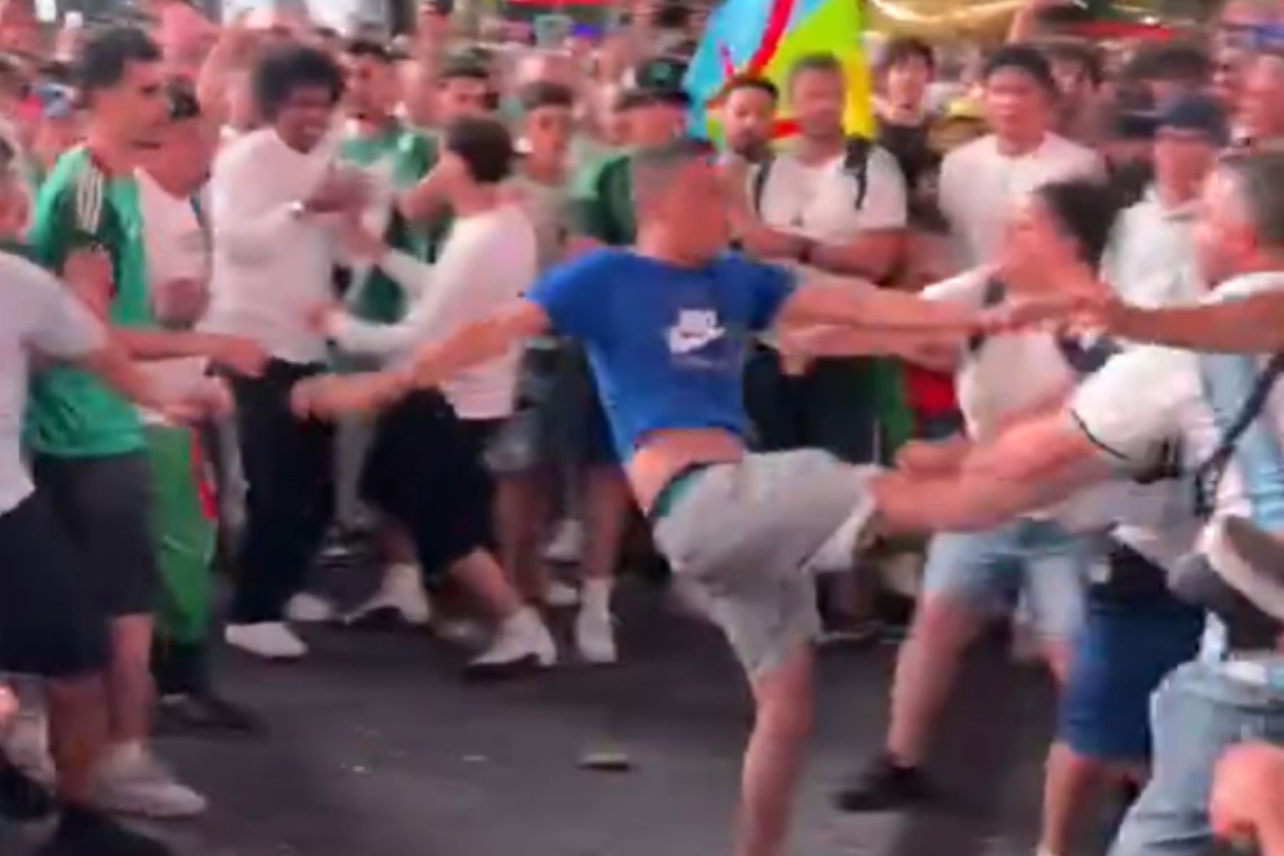 Torcedores de Argentina e Argélia brigam na Times Square antes de estreia na Copa do Mundo