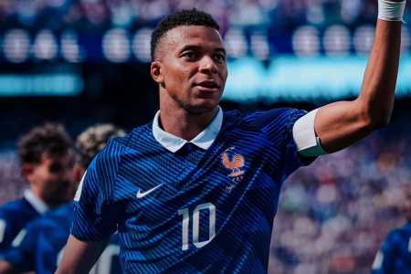 Mbappé em ação pela França contra Senegal na Copa do Mundo