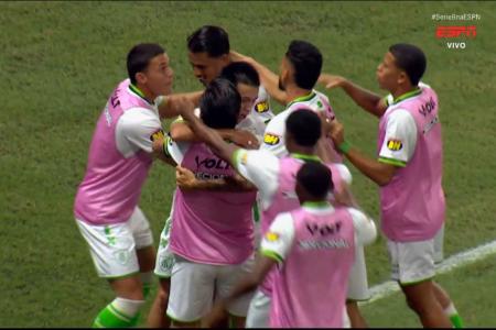 Jogadores do América comemoram gol sobre o Fortaleza