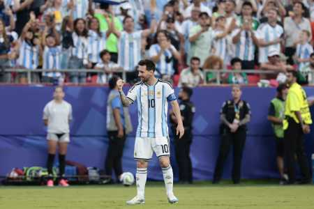 Messi comemora gol sobre a Argélia na Copa do Mundo