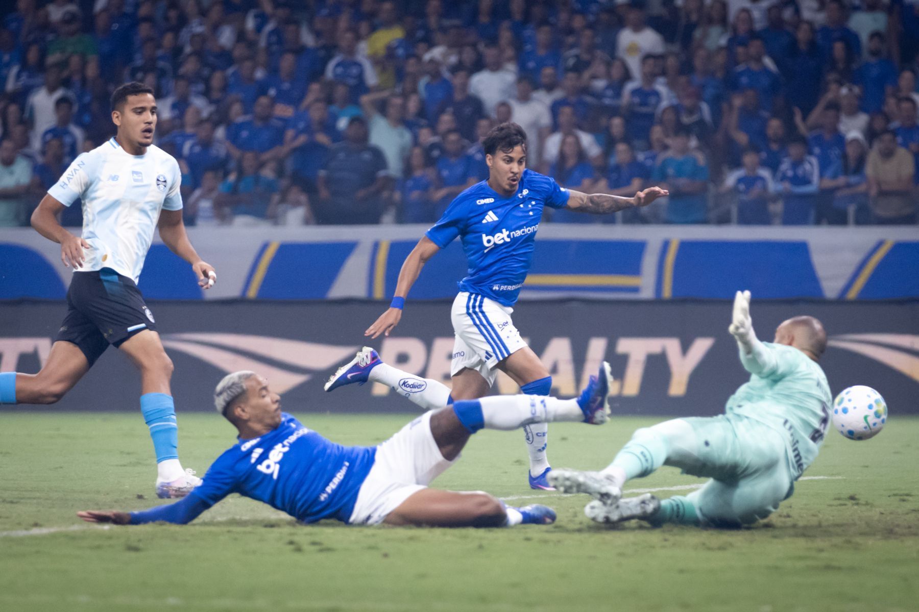 Cruzeiro negocia amistoso com clube da Série A durante pausa da Copa do Mundo