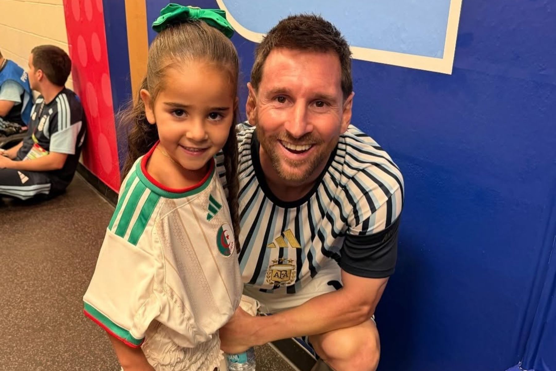 Esposa de Mahrez publica foto da filha com Messi após derrota da Argélia na Copa