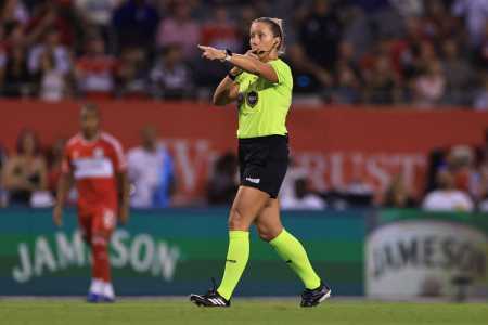 Tori Penso, é a primeira árbitra a apitar na Copa do Mundo de 2026