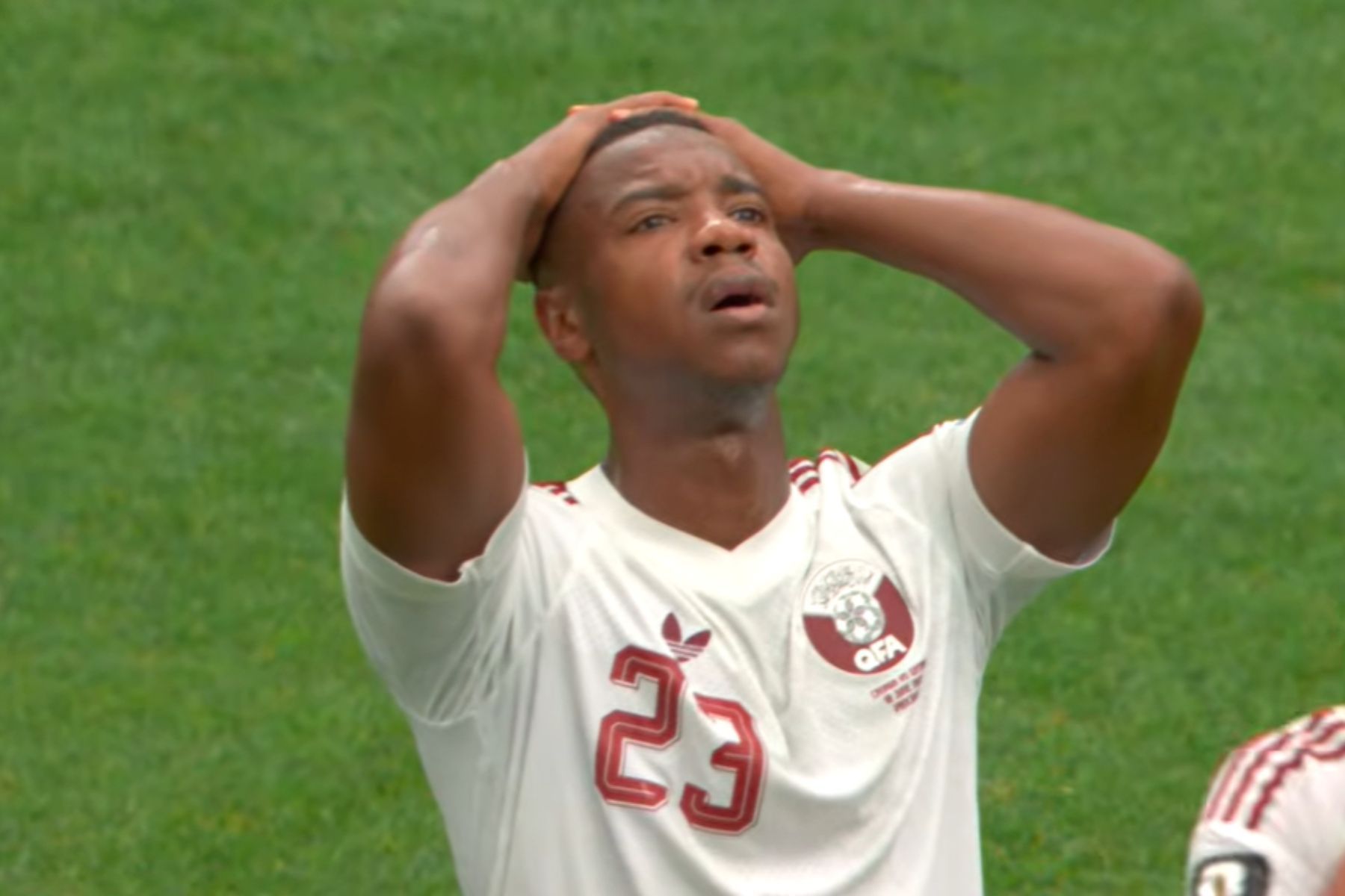 Jogador do Catar que causou grave lesão na Copa recebe apoio nas redes sociais