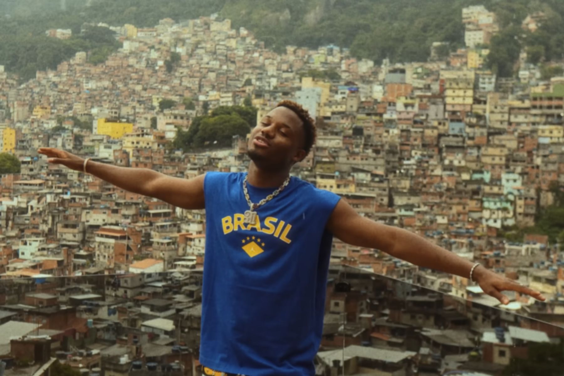 Ex-camisa 10 do Barcelona ataca de músico e lança clipe gravado no Brasil