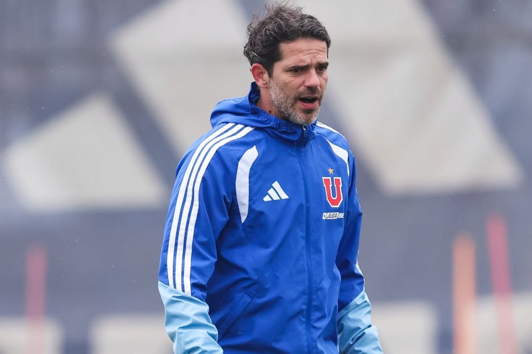 Ex-Real Madrid, técnico da 'La U' sofre infarto e passa por cirurgia no Chile