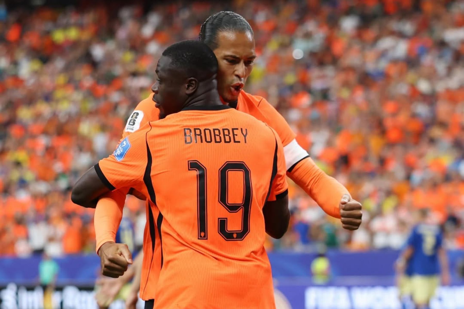Avassaladora, Holanda goleia Suécia, vence a primeira na Copa do Mundo e vira líder