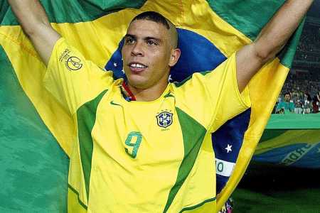Ronaldo comemora título do Brasil na Copa do Mundo de 2002