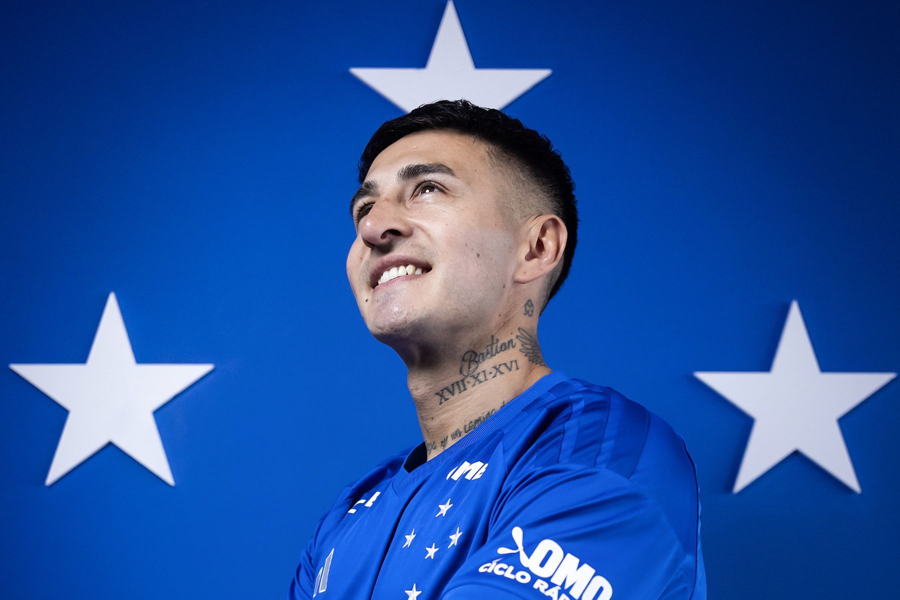 Reforço celebra início no Cruzeiro e manda recado: 'Preparado'