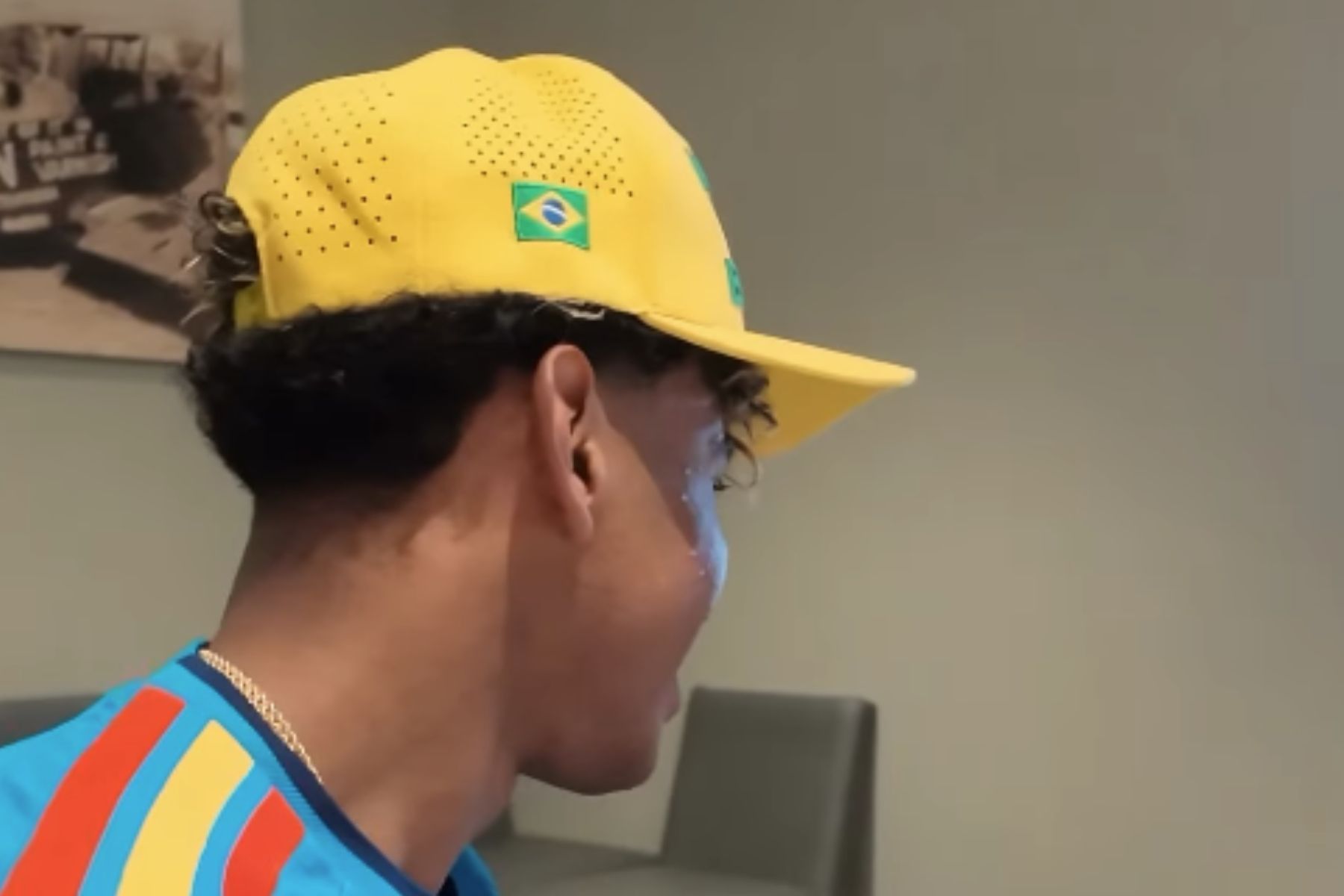 Lamine Yamal aparece com boné do Brasil em vídeo e repercute entre torcedores