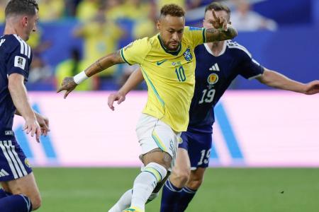Neymar em ação pela Seleção Brasileira no jogo contra a Escócia