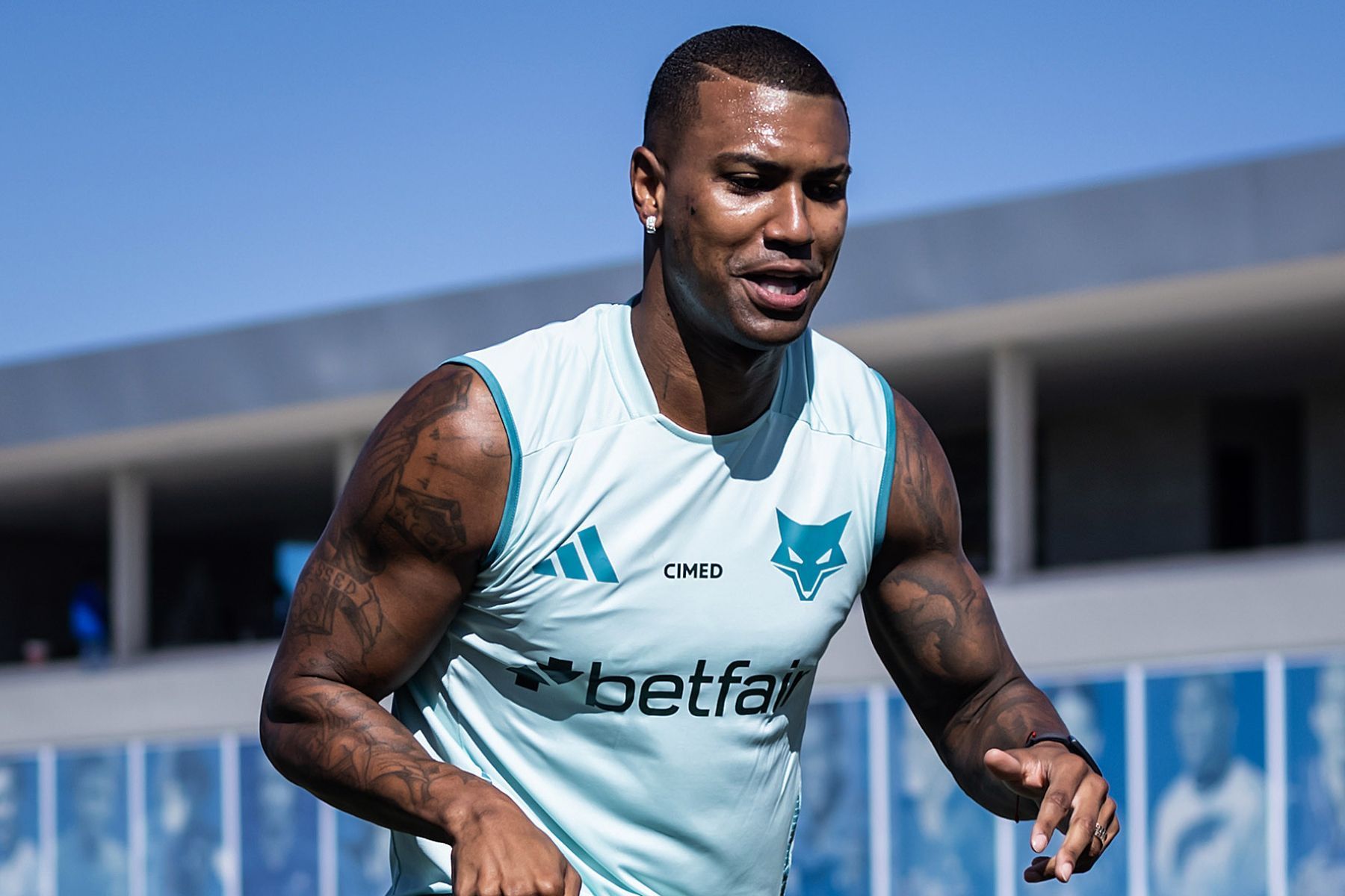 Fora do Cruzeiro, Walace chega a novo clube para assinar contrato e ser anunciado