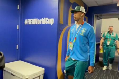 Seleção Brasileira chegando ao vestiário antes de confronto com Japão
