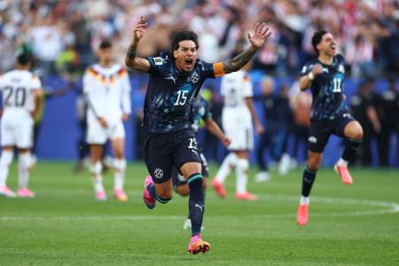 Gustavo Gómez comemora classificação do Paraguai sobre a Alemanha na Copa do Mundo • Reprodução/X Fifa