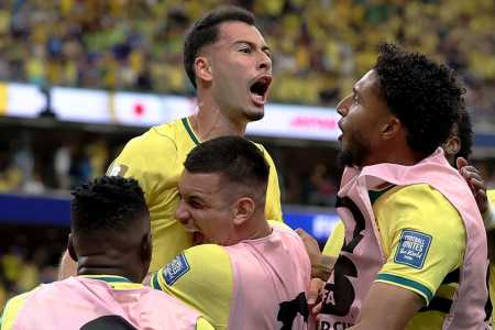 Seleção Brasileira celebra gol contra o Japão