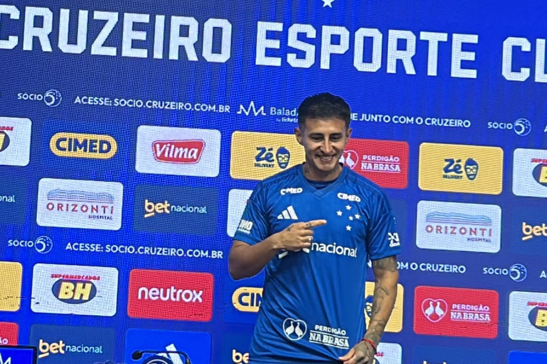 Apresentado, Rojas celebra chegada ao Cruzeiro: 'Passo importante para minha carreira'