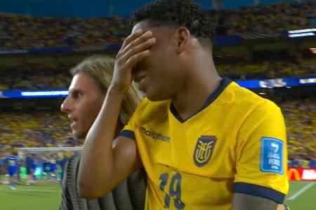 Gonzalo Plata, jogador do Flamengo, chorou após empate do Equador
