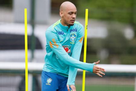 Fabinho durante treino pela Seleção Brasileira no CT do Arsenal, em Londres