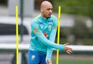 Volante da Seleção analisa pressão externa, sonho da Copa e lance polêmico em treino