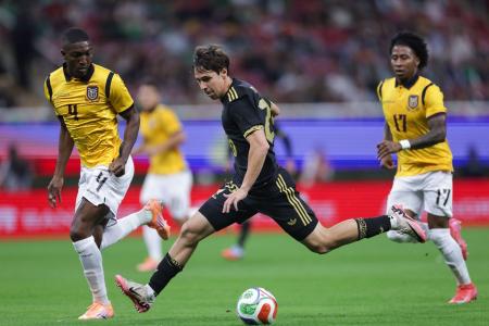 Jogadores de México e Equador em ação em amistoso entre as equipes