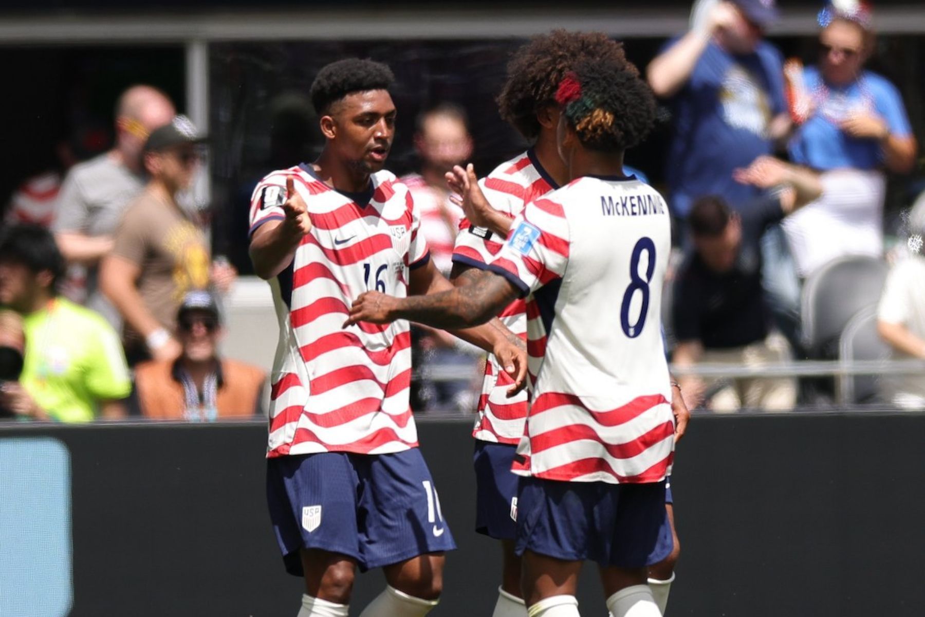 Estados Unidos vencem Austrália e encaminham vaga no mata-mata da Copa do Mundo