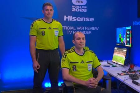 Árbitro Shaun Evans em cabine do VAR