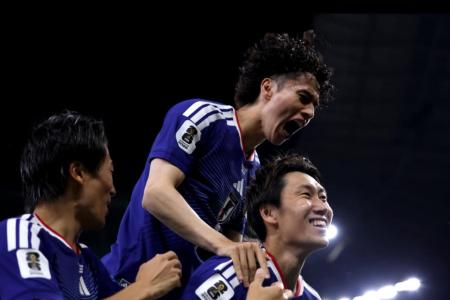 Seleção Japonesa comemorando um dos gols contra a Tunísia