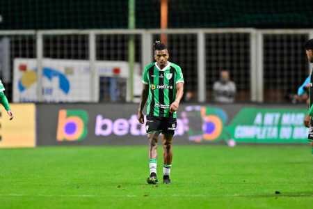 Dalbert em derrota do América para o Atlético-GO