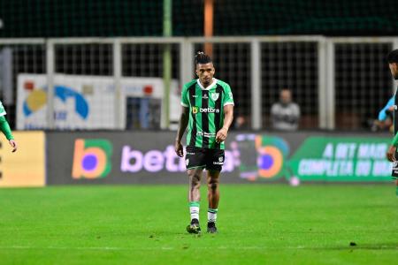 Dalbert em derrota do América para o Atlético-GO