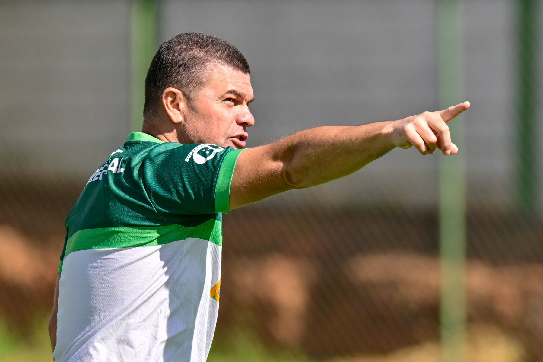 Fora dos planos de Louzer, América anuncia empréstimo de jogadores ao Uberlândia