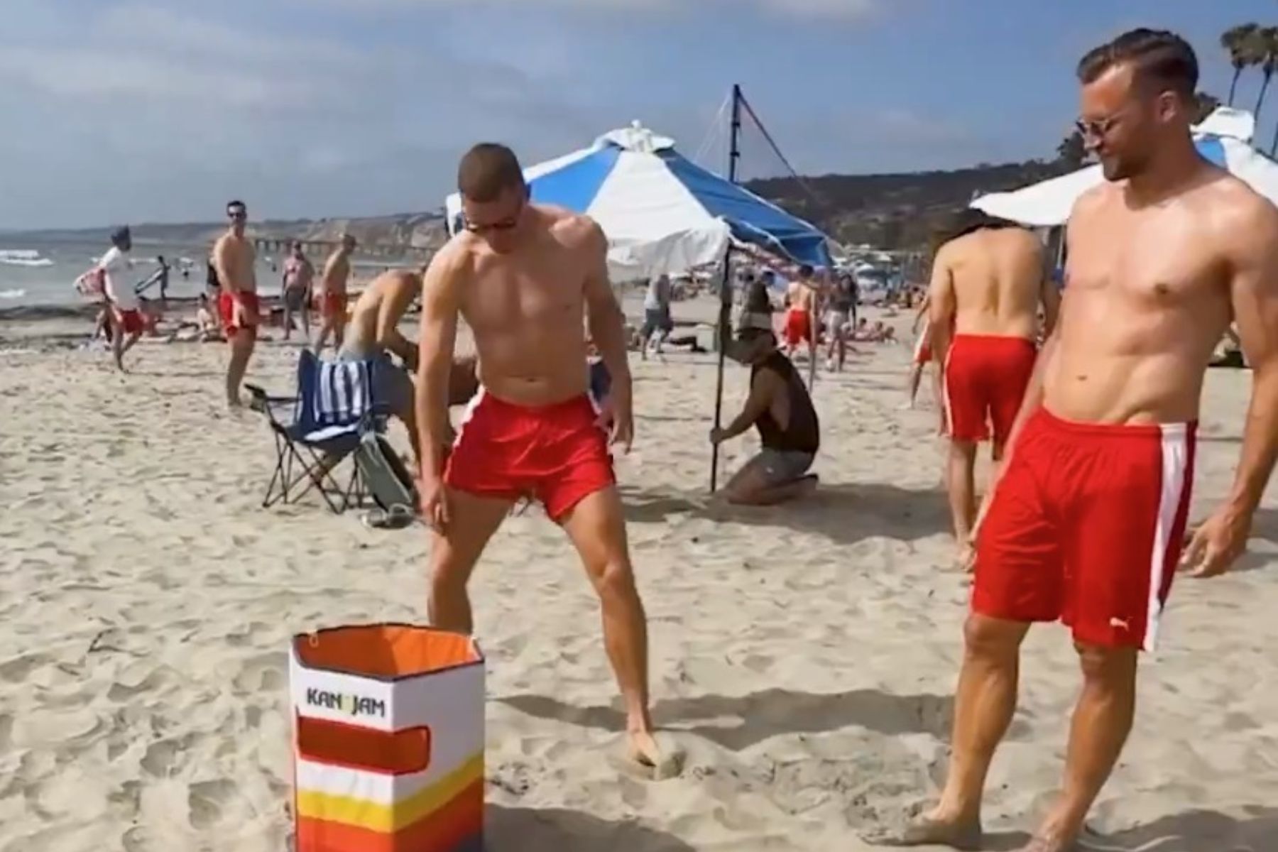 Jogadores da Suiça 'roubam a cena' e curtem praia às vésperas da Copa do Mundo