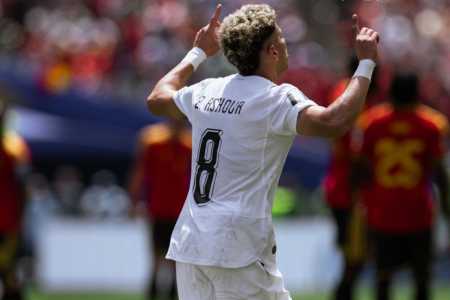 Emam Ashour comemorando gol pelo Egito