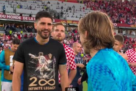 Jogadores da Croácia vestem camisas em homenagem aos 200 jogos de Luka Modric pela seleção • Reprodução