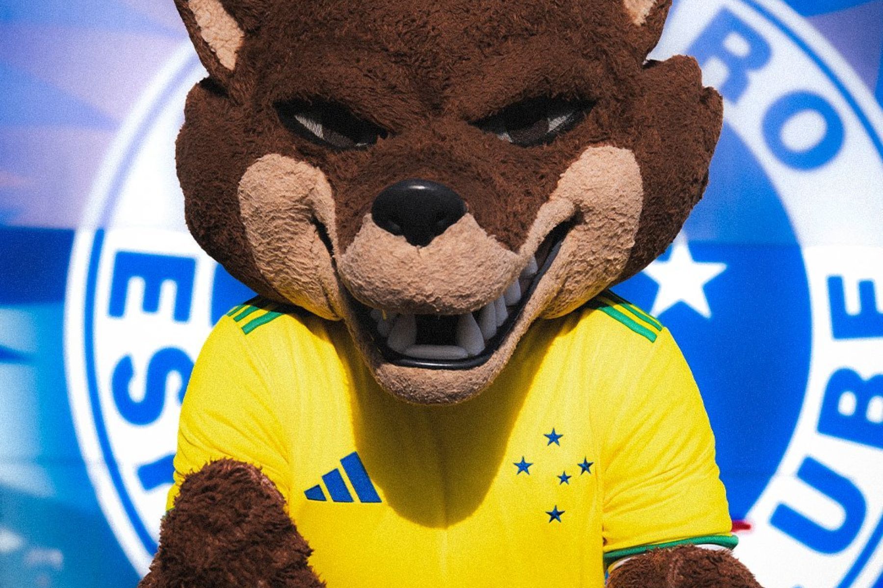Camisa do Cruzeiro em alusão à Seleção Brasileira vira sucesso de vendas
