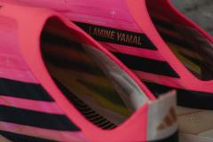 Chuteira utilizada por Lamine Yamal
