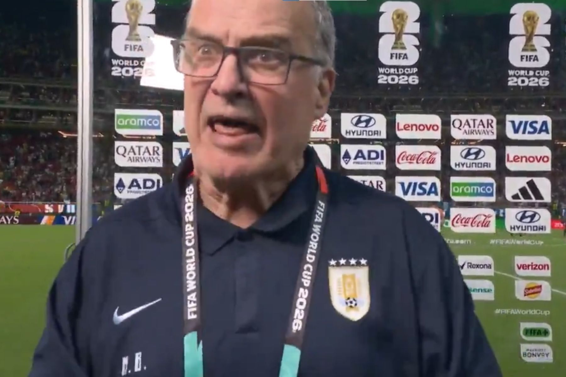'O que deixo é nada': Bielsa faz duro desabafo após queda do Uruguai na Copa do Mundo